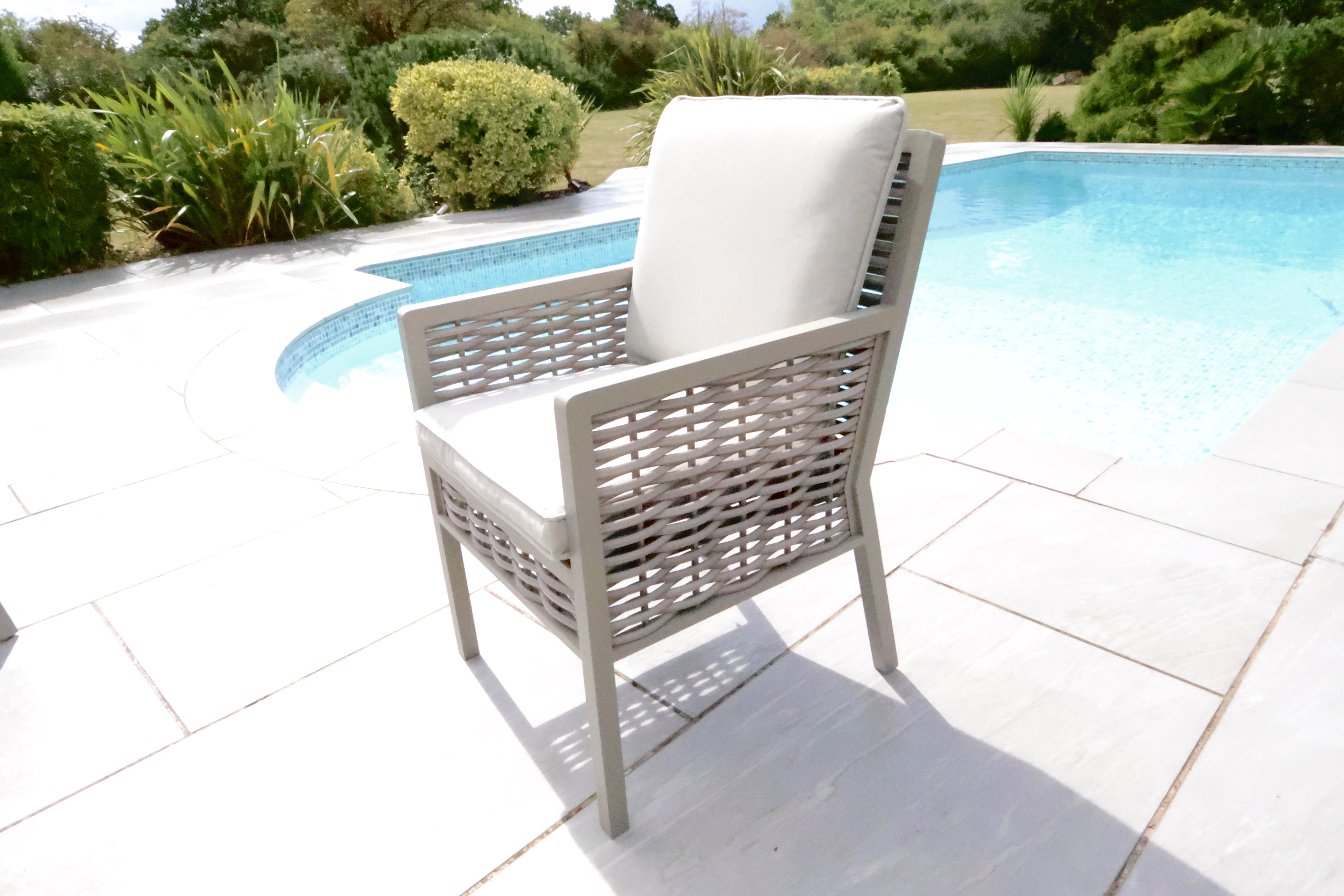 Chimes - Monaco Aluminium 6 Seat Round Dining Set - 1.5 Meter Round Table With Firepit - Rope Weave - Cream